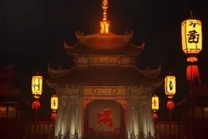 《玻璃温室》结满水汽的玻璃温室内部封面