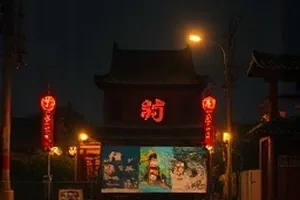 《逆流三千里》旧皮卡行驶在国道上的封面图
