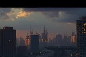 《第七次搬家》堆叠纸箱与半开的房门封面