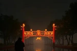 《长夜列车》熄灯车厢里的一束手电光封面